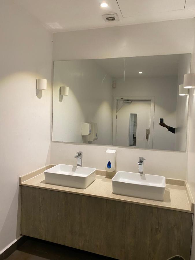 One Bedroom Apartment At A Embassy Gardens Cantonments Accra Esterno foto
